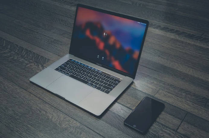 消息称苹果正开发可折叠 MacBook 笔记本电脑项目,利好三星显示、LG 显示等屏幕厂商