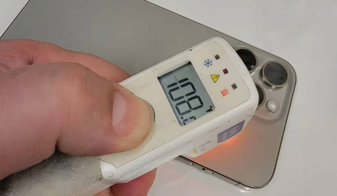 投票:你的 iPhone 15 Pro 机型遇到发热问题吗?有用户反馈通话 5 分钟升至 42°C