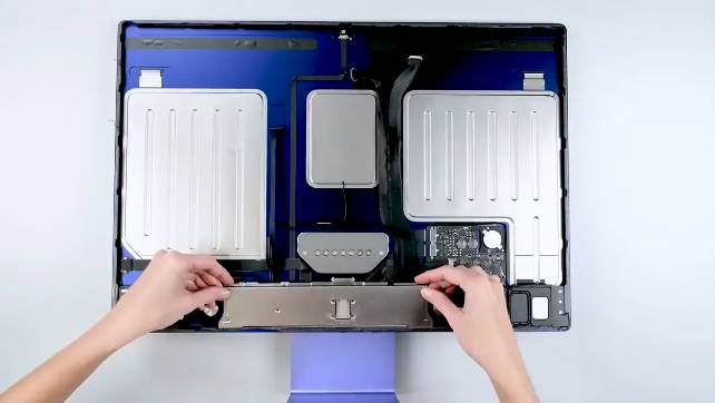iFixit 拆解苹果 M3 iMac:内部设计未见明显变动、减少 1 枚纽扣电池(1)