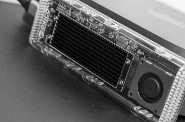 奥睿科J20 1TB M.2 SSD加TCM2-U4固态硬盘盒 让你的传输速度飞升