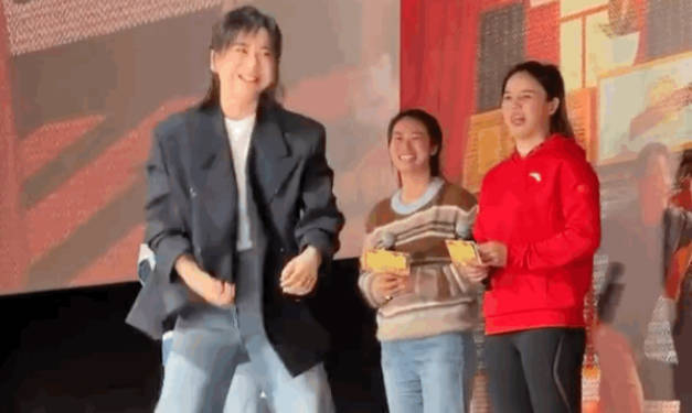 《热辣滚烫》上海路演曝光 贾玲现场拳击干脆利落