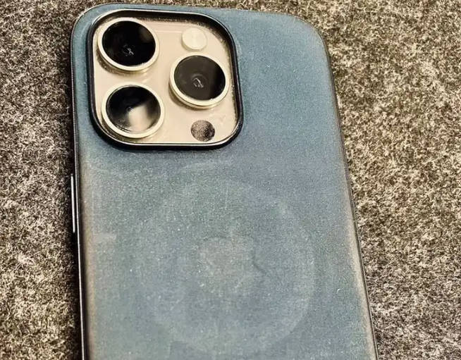 使用 5 个月变“战损”级别，苹果 iPhone 精织斜纹保护套被指“娇贵”(1)