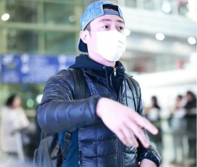 霍建华机场遇代拍围追堵截 喊话要拍现在拍别跟着我