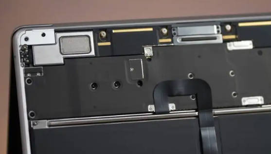 苹果 M3 MacBook Air 压力测试：芯片峰值温度 114℃，少个风扇性能慢 33%