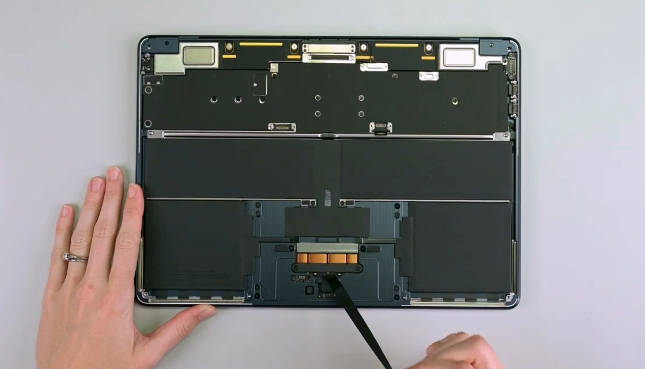苹果 M3 基础款 MacBook Air 拆解:确认改用 2 个 128GB 存储芯片(3)