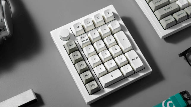 Keychron 推出 Q0 Max 三模无线小键盘：26 键 + 1 旋钮布局，成品版 119 美元