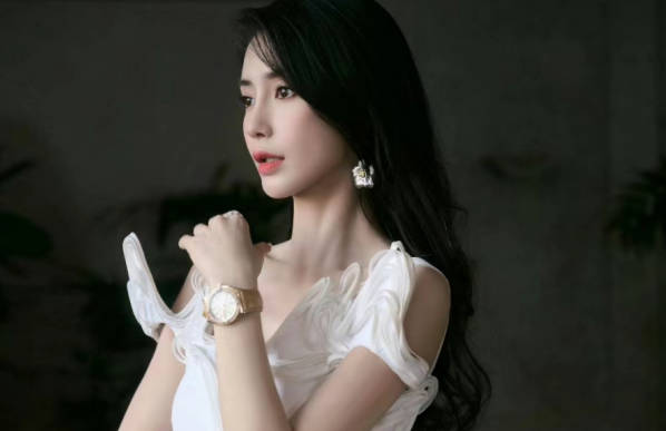 杨颖现身金像奖红毯引争议 声称儿子只怕她
