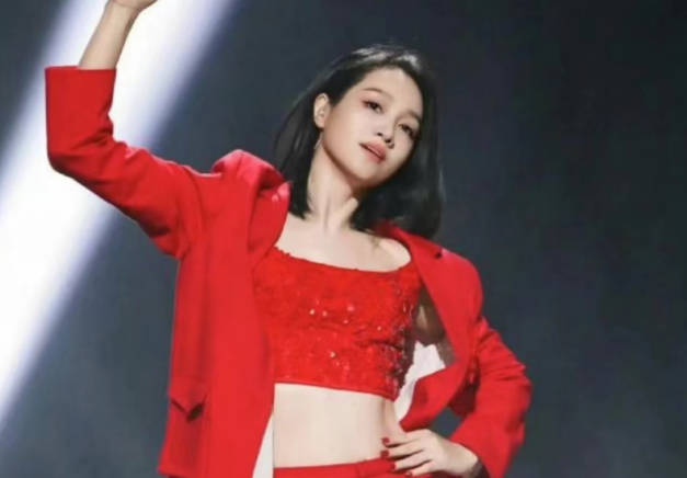 台上舞姿帅气台下被勒出小肚子 网友直呼：朱丹这反差萌太好笑了