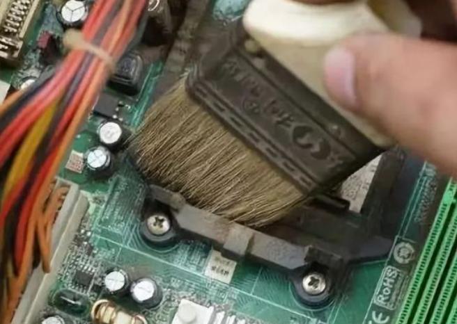 如何清理主板灰尘?彻底清洁主板的5个实用技巧!(1)